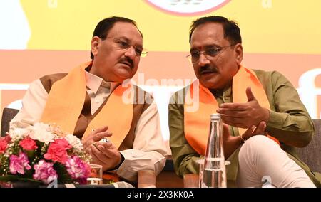 Neu-Delhi, Indien. April 2024. NEW DELHI, INDIEN - 27. APRIL: Delhi BJP-Präsidentin Virendra Sachdeva, ( R) im Gespräch mit BJP National Party Präsident JP Nadda, während des Delhi 7 Mitglieder des Delhi Sikh Gurdwara Management Committee und andere Sikh-Leute, die BJP in der BJP HQ Extension, am 27. April 2024 in Neu Delhi, Indien, beitraten. Shiromani Akali Dal Badal verließ die Einheit Delhi und schloss sich dem Staat Shiromani Akali Dal Delhi an und wird nun der BJP beitreten. (Foto: Sonu Mehta/Hindustan Times/SIPA USA) Credit: SIPA USA/Alamy Live News Stockfoto