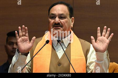 NEW DELHI, INDIEN - 27. APRIL: Präsident der BJP National Party JP Nadda spricht während der Delhi 7 Mitglieder des Delhi Sikh Gurdwara Management Committee Jasmin Singh Noni, Parminder Singh Lucky, Bhupender Singh Ginni, Ramandeep Singh Thapar, Ramanjot Singh Meeta, Harjeet Singh Pappa, Manjeet Singh Aulakh und andere Sikh-Leute kamen am 27. April 2024 in Neu-Delhi, Indien, zu BJP. Shiromani Akali Dal Badal verließ die Einheit Delhi und schloss sich dem Staat Shiromani Akali Dal Delhi an und wird nun der BJP beitreten. (Foto: Sonu Mehta/Hindustan Times/SIPA USA ) Stockfoto