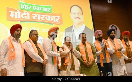 Neu-Delhi, Indien. April 2024. NEU-DELHI, INDIEN - 27. APRIL: die Mitglieder des Delhi Sikh Gurdwara Management Committee schließen sich der Bharatiya Janata Party (BJP) in Anwesenheit des Parteipräsidenten J P Nadda und der Delhi BJP-Präsidentin Virendra Sachdeva, des Parteigeneralsekretärs Tarun Chugh und Manjinder Singh Sirsa und anderer am 27. April 2024 in Neu-Delhi an. (Foto: Arvind Yadav/Hindustan Times/SIPA USA) Credit: SIPA USA/Alamy Live News Stockfoto