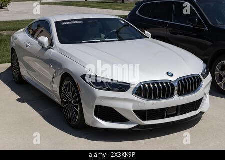 Lafayette – 25. April 2024: BMW zertifiziertes Gebrauchtgerät M850i xDrive Display. Bei Preisproblemen verkauft BMW Gebrauchtwagen, um die Nachfrage zu befriedigen. MEIN:2021 Stockfoto