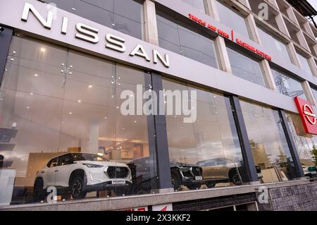 Nissan SUV-Autos werden in einem Nissan Showroom ausgestellt. Stockfoto