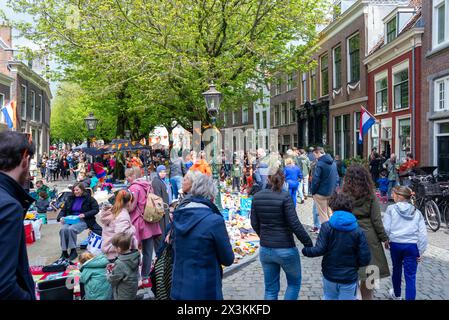 27. April 2024, Leiden, Niederlande, Ein geschäftiger Tag im Stadtzentrum der Stadt während des King's Day. Die Leute kaufen Dinge, Spielzeug und Muffins für Kinder. Stockfoto