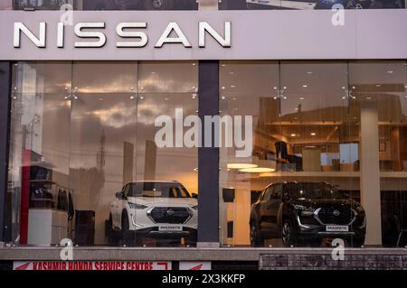 Nissan SUV-Autos werden in einem Nissan Showroom ausgestellt. Stockfoto