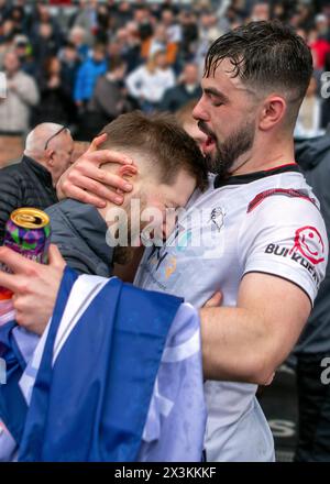 Derby, Großbritannien. April 2024. Eiran Cashin (Derby County) feiert den Sieg beim Spiel der EFL Sky Bet League 1 zwischen Derby County und Carlisle United am 27. April 2024 im Pride Park Stadium in Derby, England. Foto: Mark Dunn. Nur redaktionelle Verwendung, Lizenz für kommerzielle Nutzung erforderlich. Keine Verwendung bei Wetten, Spielen oder Publikationen eines einzelnen Clubs/einer Liga/eines Spielers. Quelle: UK Sports Pics Ltd/Alamy Live News Stockfoto