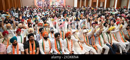 NEW DELHI, INDIEN - 27. APRIL: BJP-Unterstützer während der Delhi 7 Mitglieder des Delhi Sikh Gurdwara Management Committee Jasmin Singh Noni, Parminder Singh Lucky, Bhupender Singh Ginni, Ramandeep Singh Thapar, Ramanjot Singh Meeta, Harjeet Singh Pappa, Manjeet Singh Aulakh und andere Sikh-Leute, die sich der BJP in Anwesenheit des Nationalen Parteipräsidenten JP Nadda, des BJP-Präsidenten Virendra Sachdeva in Delhi, des Nationalen Generalsekretärs der Bharatiya Janta-Partei Tarun Chugh, des Nationalen Sekretärs der Bharatiya Janata-Partei, Maninder Singh Sirsa in der HQ-Erweiterung des BJP, am 27. April 2024 in Neu-Delhi, Indien. Shiroman Stockfoto