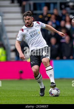 Derby, Großbritannien. April 2024. Eiran Chain (Derby County) attackierte mit dem Ball während des Spiels der EFL Sky Bet League 1 zwischen Derby County und Carlisle United am 27. April 2024 im Pride Park Stadium in Derby, England. Foto: Mark Dunn. Nur redaktionelle Verwendung, Lizenz für kommerzielle Nutzung erforderlich. Keine Verwendung bei Wetten, Spielen oder Publikationen eines einzelnen Clubs/einer Liga/eines Spielers. Quelle: UK Sports Pics Ltd/Alamy Live News Stockfoto