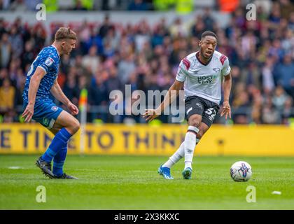 Derby, Großbritannien. April 2024. Ebou Adams attackierte mit dem Ball während des Spiels der EFL Sky Bet League 1 zwischen Derby County und Carlisle United am 27. April 2024 im Pride Park Stadium in Derby, England. Foto: Mark Dunn. Nur redaktionelle Verwendung, Lizenz für kommerzielle Nutzung erforderlich. Keine Verwendung bei Wetten, Spielen oder Publikationen eines einzelnen Clubs/einer Liga/eines Spielers. Quelle: UK Sports Pics Ltd/Alamy Live News Stockfoto