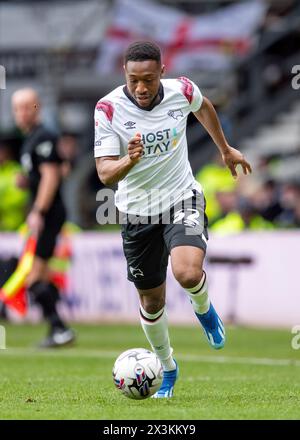 Derby, Großbritannien. April 2024. Ebou Adams attackierte mit dem Ball während des Spiels der EFL Sky Bet League 1 zwischen Derby County und Carlisle United am 27. April 2024 im Pride Park Stadium in Derby, England. Foto: Mark Dunn. Nur redaktionelle Verwendung, Lizenz für kommerzielle Nutzung erforderlich. Keine Verwendung bei Wetten, Spielen oder Publikationen eines einzelnen Clubs/einer Liga/eines Spielers. Quelle: UK Sports Pics Ltd/Alamy Live News Stockfoto