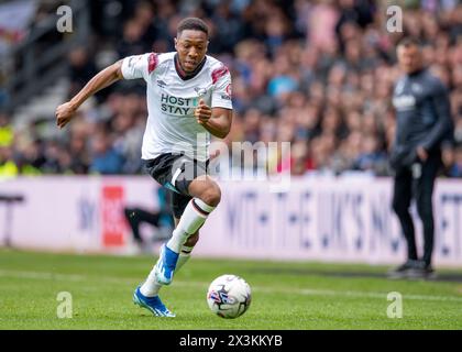 Derby, Großbritannien. April 2024. Ebou Adams attackierte mit dem Ball während des Spiels der EFL Sky Bet League 1 zwischen Derby County und Carlisle United am 27. April 2024 im Pride Park Stadium in Derby, England. Foto: Mark Dunn. Nur redaktionelle Verwendung, Lizenz für kommerzielle Nutzung erforderlich. Keine Verwendung bei Wetten, Spielen oder Publikationen eines einzelnen Clubs/einer Liga/eines Spielers. Quelle: UK Sports Pics Ltd/Alamy Live News Stockfoto