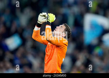 Rom, Italien. April 2024. Christos Mandas von SS Lazio feiert den Sieg nach dem Spiel der Serie A TIM zwischen SS Lazio und Hellas Verona am 27. April 2024 im Stadio Olimpico in Rom. Quelle: Giuseppe Maffia/Alamy Live News Stockfoto