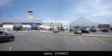 Arequipa, Peru - 4. Dezember 2023: Internationaler Flughafen Rodríguez Ballon und Vulkan El Misti Stockfoto