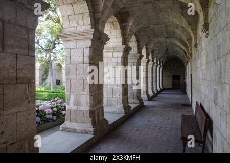 Arequipa, Peru - 4. Dezember 2023: Die Kreuzgänge des Monasterio de Santa Teresa Stockfoto