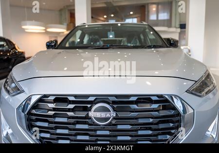 Indien. April 2024. Ein Nissan-Logo befindet sich auf einem SUV-Fahrzeug im Nissan-Ausstellungsraum. (Foto: Idrees Abbas/SOPA Images/SIPA USA) Credit: SIPA USA/Alamy Live News Stockfoto