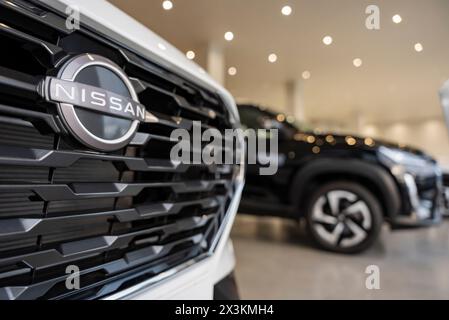 Indien. April 2024. Ein Nissan-Logo befindet sich auf einem SUV-Fahrzeug im Nissan-Ausstellungsraum. (Foto: Idrees Abbas/SOPA Images/SIPA USA) Credit: SIPA USA/Alamy Live News Stockfoto