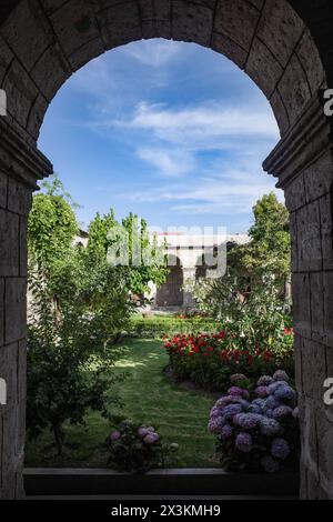 Arequipa, Peru - 4. Dezember 2023: Die Kreuzgänge des Monasterio de Santa Teresa Stockfoto