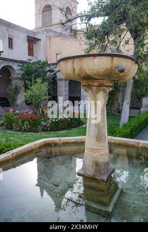 Arequipa, Peru - 4. Dezember 2023: Die Kreuzgänge des Monasterio de Santa Teresa Stockfoto