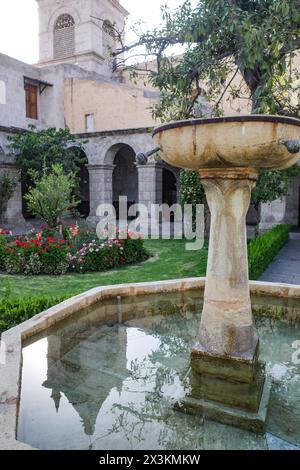 Arequipa, Peru - 4. Dezember 2023: Die Kreuzgänge des Monasterio de Santa Teresa Stockfoto