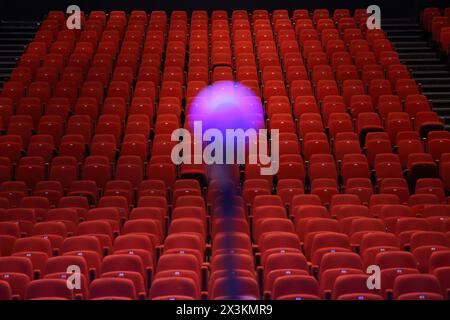 Mikrofon mit roten Sitzen im Auditorium im Hintergrund - denken Sie, dass die öffentliche Rede Angst vor der öffentlichen Rede im Rampenlicht steht Stockfoto