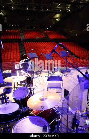 Schlagzeug auf der Bühne im G Live Guildford Surrey UK bereit für ein Konzert Stockfoto