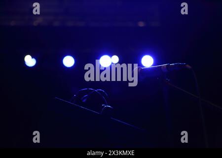 Bühnenbeleuchtung über der Bühne im G Live Guildford Surrey UK Aufführungsraum Konzerthalle Stockfoto