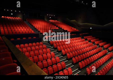 Auditorium G-Live Guildford Performance Space rote Sitze, die für den Konzertblick von Slips-Sitzen bereit sind Stockfoto