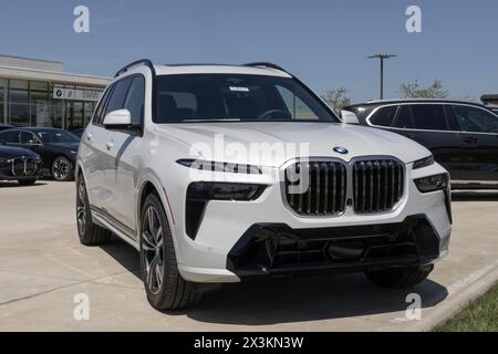 Lafayette - 25. April 2024: BMW X7 xDrive40i wird in einem Händlerbetrieb ausgestellt. BMW bietet den X7 xDrive40i mit einem Sechszylindermotor mit 375 PS Turbo an. MEIN:2025 Stockfoto