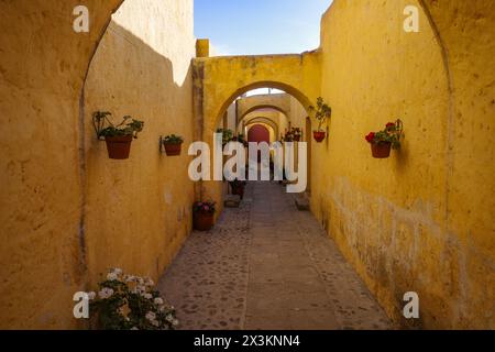 Arequipa, Peru - 4. Dezember 2023: Die Kreuzgänge des Monasterio de Santa Teresa Stockfoto