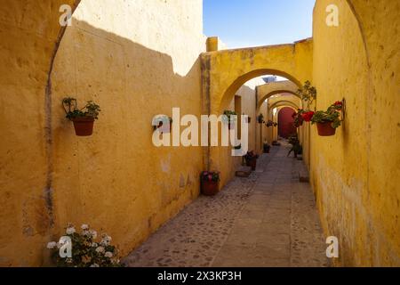 Arequipa, Peru - 4. Dezember 2023: Die Kreuzgänge des Monasterio de Santa Teresa Stockfoto