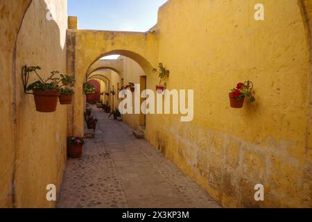 Arequipa, Peru - 4. Dezember 2023: Die Kreuzgänge des Monasterio de Santa Teresa Stockfoto