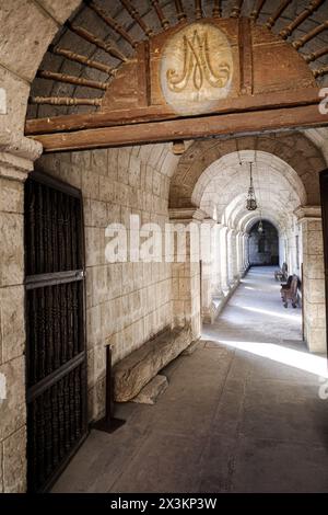 Arequipa, Peru - 4. Dezember 2023: Die Kreuzgänge des Monasterio de Santa Teresa Stockfoto