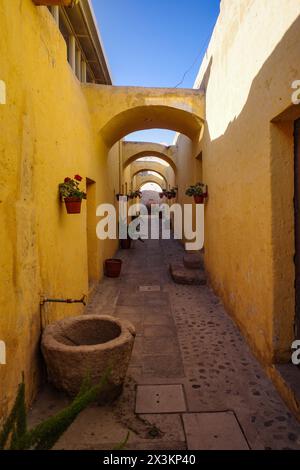 Arequipa, Peru - 4. Dezember 2023: Die Kreuzgänge des Monasterio de Santa Teresa Stockfoto