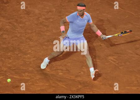 Rafael Nadal aus Spanien gegen Alex de Minaur im Spiel der Männer-Einzel-Runde 64 am fünften Tag der Mutua Madrid Open im La Caja Magica am April Stockfoto