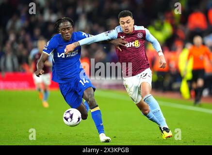 Aston Villa's Morgan Rogers (rechts) und Chelsea's Trevoh Chalobah kämpfen um den Ball während des Premier League-Spiels im Villa Park, Birmingham. Bilddatum: Samstag, 27. April 2024. Stockfoto