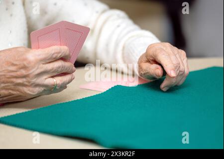 Aktiver Ruhestand, Gruppe älterer Frauen, die Spaß beim Kartenspielen im Pflegeheim haben. Hochwertige Fotografie. Stockfoto