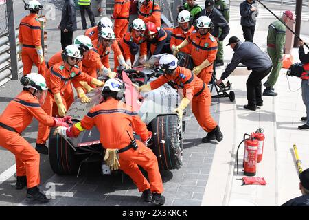 MONTE-CARLO, MONACO - 27. APRIL: Edoardo Mortara stürzte das Auto beim E-Prix von Monaco 2024 am 27. April 2024 in Monte-Carlo, Monaco. Credit: Media Pictures /Alamy Live News Stockfoto