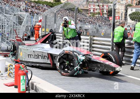 MONTE-CARLO, MONACO - 27. APRIL: Edoardo Mortara stürzte das Auto beim E-Prix von Monaco 2024 am 27. April 2024 in Monte-Carlo, Monaco. Credit: Media Pictures /Alamy Live News Stockfoto