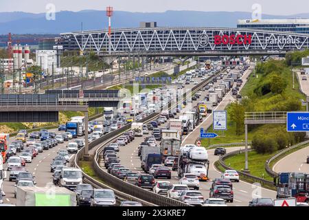 Autobahn A8 am Flughafen Stuttgart mit Bosch-Parkhaus. Die 440 Meter lange Konstruktion bietet 4200 Fahrzeuge Platz. Bosch hat die Namensrechte, der stilisierte Zündanker misst 12 Meter im Durchmesser. Damit ist es eine der größten Leuchtreklamen der Welt. // 26.04.2024: Stuttgart, Baden-Württemberg, Deutschland, Europa *** Autobahn A8 am Flughafen Stuttgart mit Bosch-Parkhaus die 440 Meter lange Struktur bietet Platz für 4.200 Fahrzeuge Bosch hat die Namensrechte, der stilisierte Zündanker misst 12 Meter im Durchmesser und ist damit eines der größten Leuchtschilder in t Stockfoto