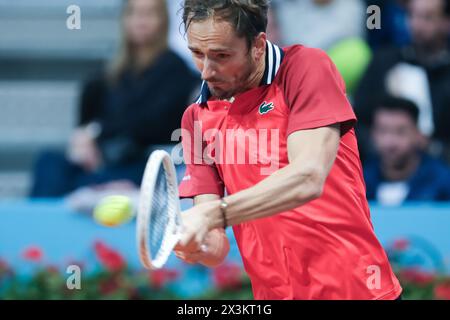 Madrid, Spanien. April 2024. Daniil Medwedev gegen Matteo Arnaldi im Spiel der Männer-Einzel-Runde 64 während des fünften Tages der Mutua Madrid Open in La Caja Magica am 27. April 2024 in Madrid, Spanien. (Foto: Oscar Gonzalez/SIPA USA) Credit: SIPA USA/Alamy Live News Stockfoto