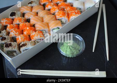 japanisches Sushi. Maki und Brötchen mit Thunfisch, Lachs, Garnelen, Krabben und Avocado. Stockfoto