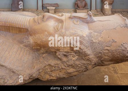 Der Kalksteinkoloss von Ramses II. Im Freilichtmuseum in Memphis, Ägypten Stockfoto