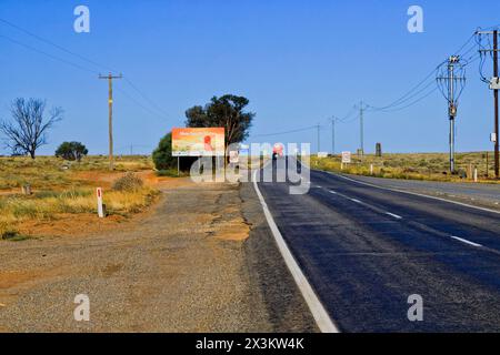 3. März 2024, Cockburn, South Australia - Willkommen beim Grenzschild NSW am Barrier Highway bei Sonnenuntergang. Stockfoto