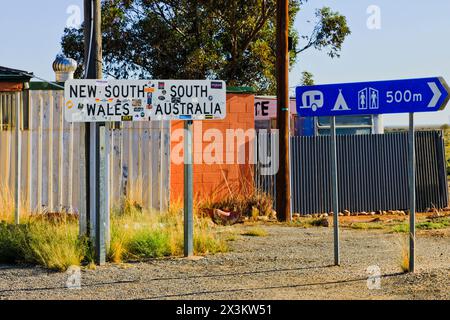 3. März 2024, Cockburn, South Australia - Grenzschild zwischen staaten. Stockfoto
