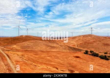 Windmühlenturbinen auf Hügeln im abgelegenen Süden Australiens, die erneuerbare Energie aus Windkraft erzeugen. Stockfoto