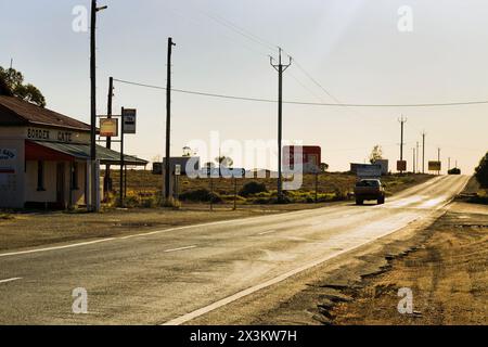 3. März 2024, Cockburn, South Australia - Willkommen beim Grenzschild SA am Barrier Highway bei Sonnenuntergang. Stockfoto