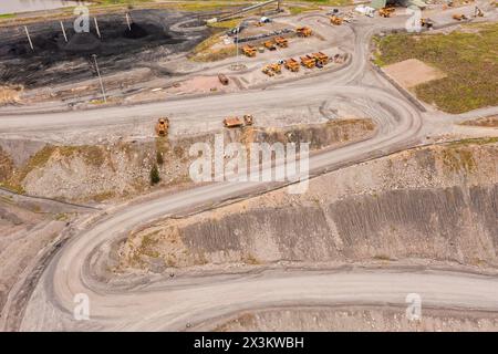 Lkw und Erdbeweger in der Tagebaumine Ashton im australischen Hunter Valley – aus der Vogelperspektive. Stockfoto