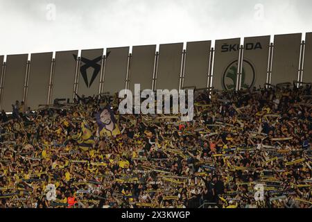 Istanbul, Türkei. April 2024. Istanbul, Türkei, 27. April 2024: Fenerbahce-Fans beim türkischen Super-League-Fußballspiel zwischen Fenerbahce und Besiktas im Ulker-Stadion. (EO/SPP) Credit: SPP Sport Press Photo. /Alamy Live News Stockfoto