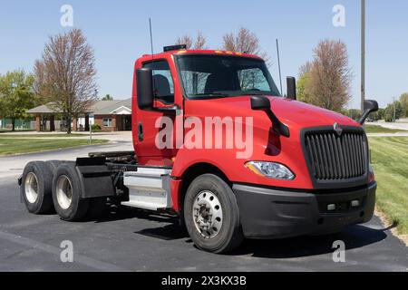 Lafayette - 25. April 2024: Verkauf von gebrauchten Navistar International Semi Tractor Trailer Truck Display. Navistar International ist eine Tochtergesellschaft von Traton. Stockfoto