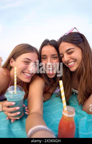 Eine Gruppe junger kaukasischer Frauen lächelt und macht ein Selfie-Foto mit Blick auf die Kamera Stockfoto