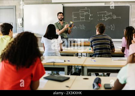 Männlicher Lehrer hält Vortrag bei High School Schülern Stockfoto