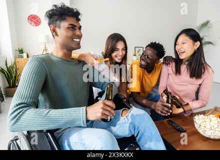 Gruppe verschiedener Millennial-Freunde, die zu Hause Spaß haben Stockfoto